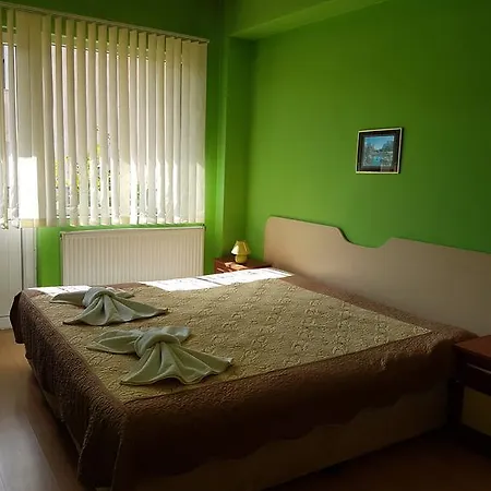 Red House Family House فندق