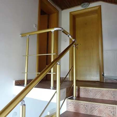 فندق Red House Family House