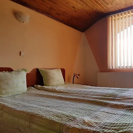 Red House Family House فندق بانسكو