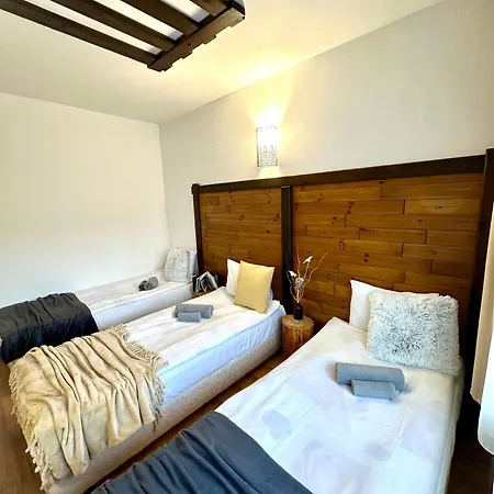 Hotel Red House Family House