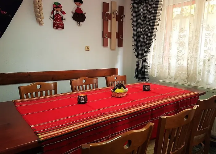 Red House Family House 반스코